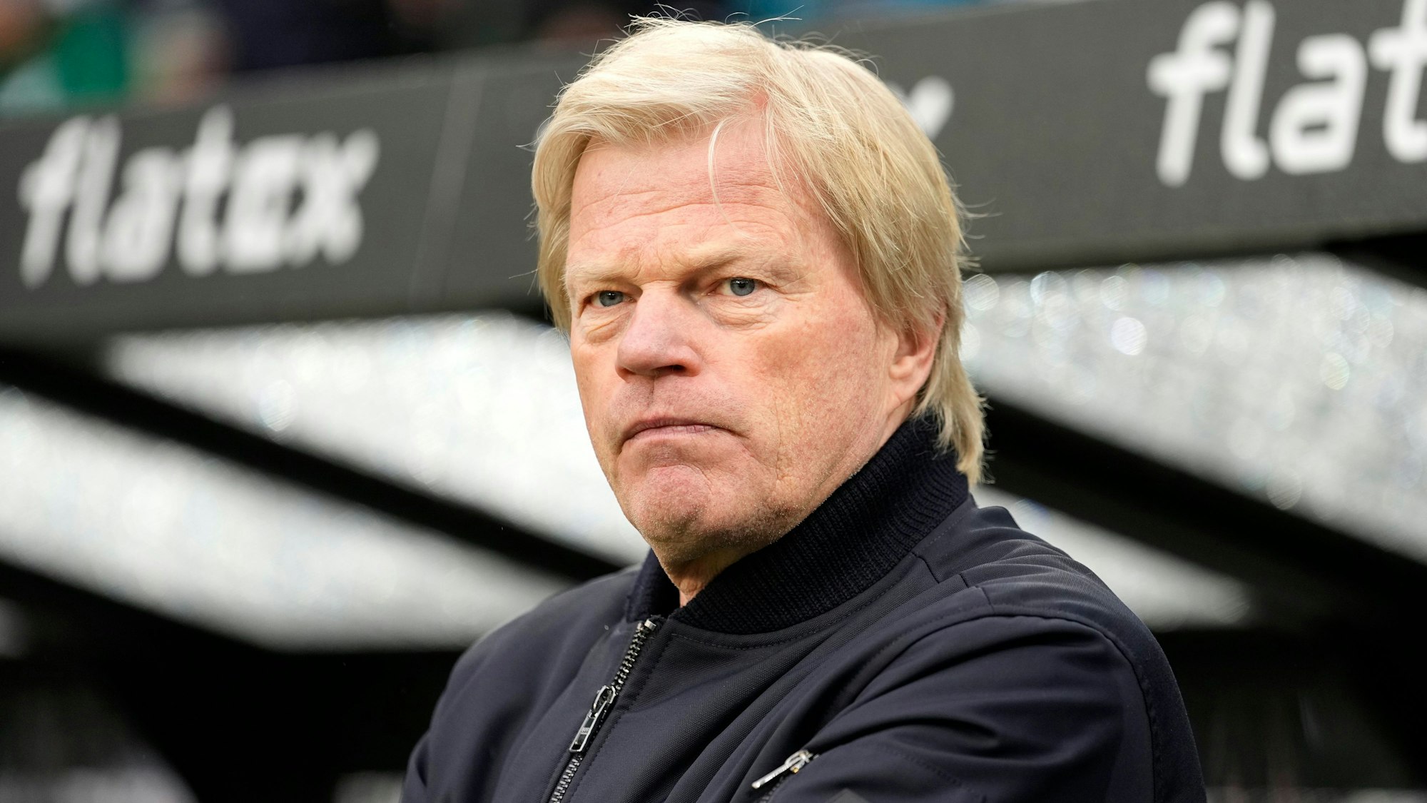 Oliver Kahn an der Trainerbank vor dem Spiel des FC Bayern München gegen Borussia Mönchengladbach.