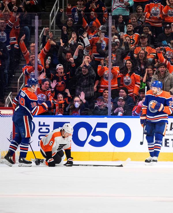 Torwart Carter Hart (l.) und Travis Sanheim (3.v.l.) von den Philadelphia Flyers liegen am Boden, während Zach Hyman (2.v.l.) und Leon Draisaitl (2v.r.) von den Edmonton Oilers ein Tor feiern.