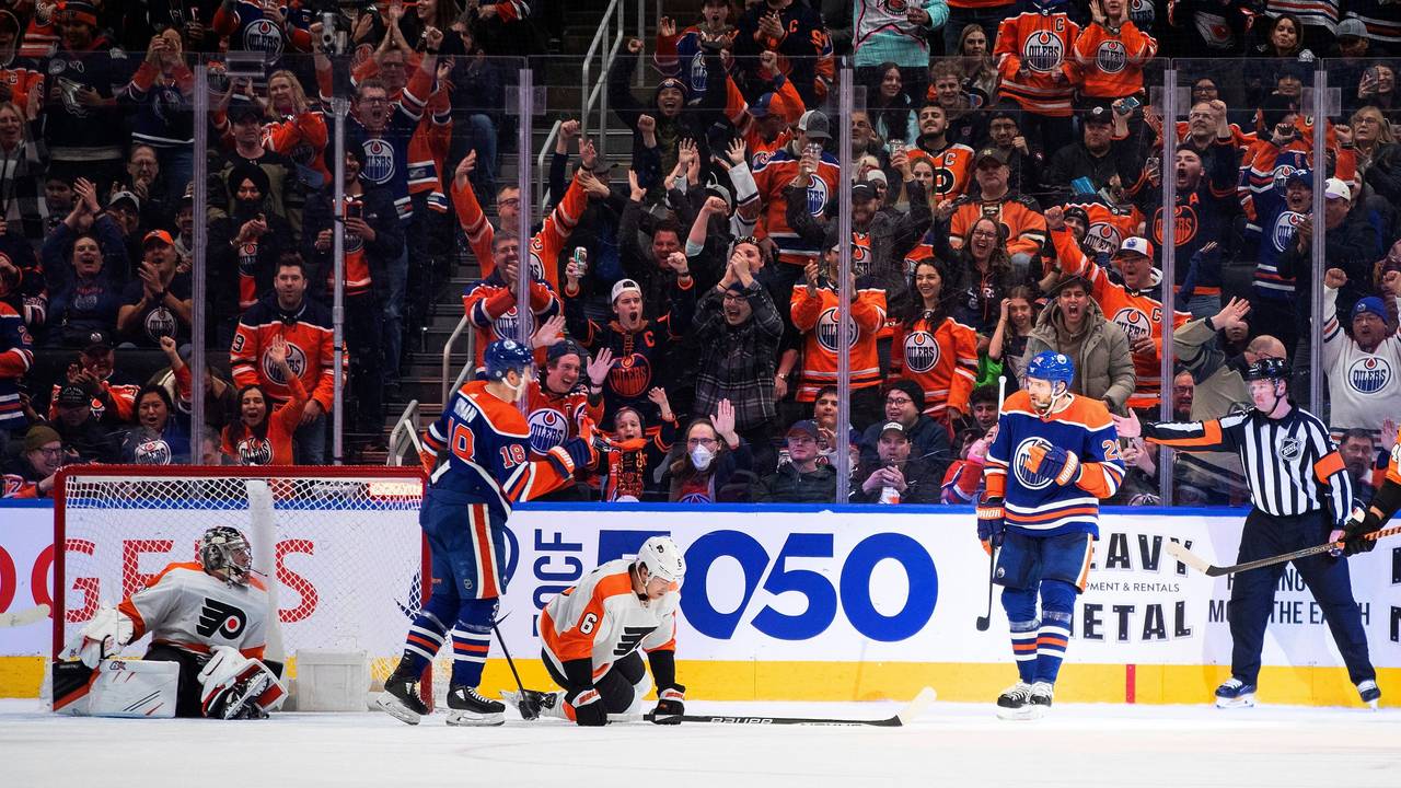 Torwart Carter Hart (l.) und Travis Sanheim (3.v.l.) von den Philadelphia Flyers liegen am Boden, während Zach Hyman (2.v.l.) und Leon Draisaitl (2v.r.) von den Edmonton Oilers ein Tor feiern.