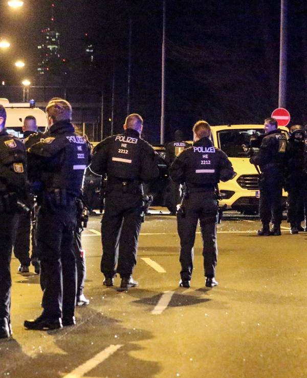 Mehrere Polizisten stehen am Dienstagabend auf der Straße im Einsatz.