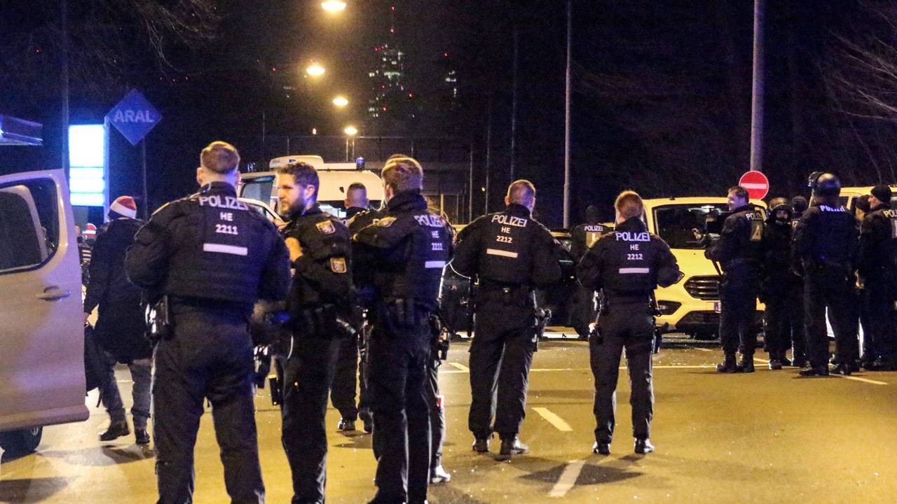 Mehrere Polizisten stehen am Dienstagabend auf der Straße im Einsatz.