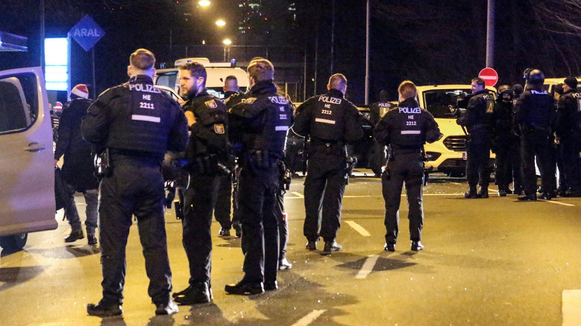Mehrere Polizisten stehen am Dienstagabend auf der Straße im Einsatz.