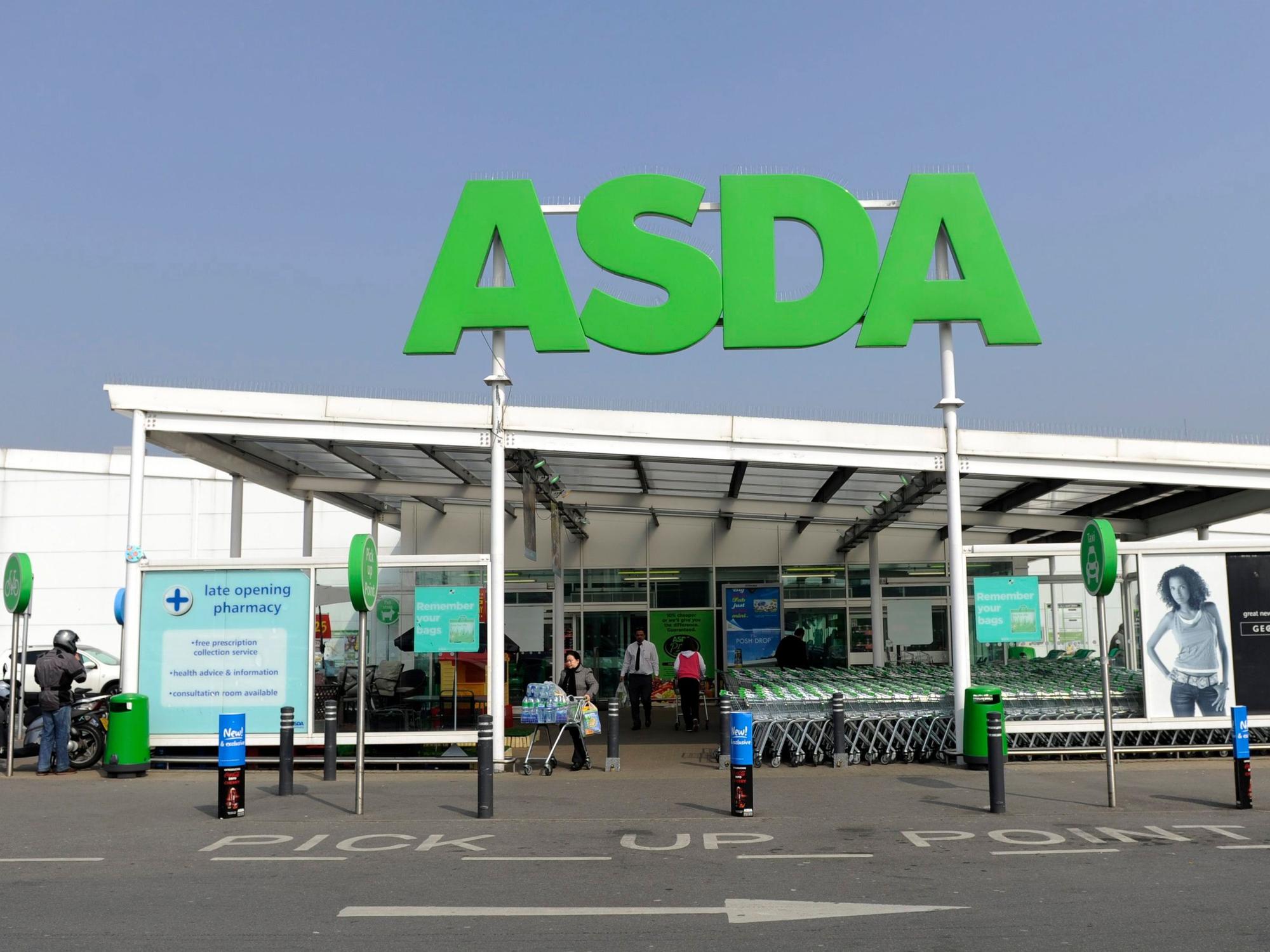 Menschen betreten den Eingang des britischen Supermarktes Asda.