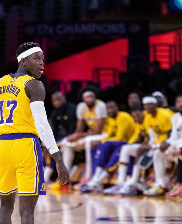 Dennis Schröder von den Los Angeles Lakers beobachtet den Wurf eines Mitspielers.
