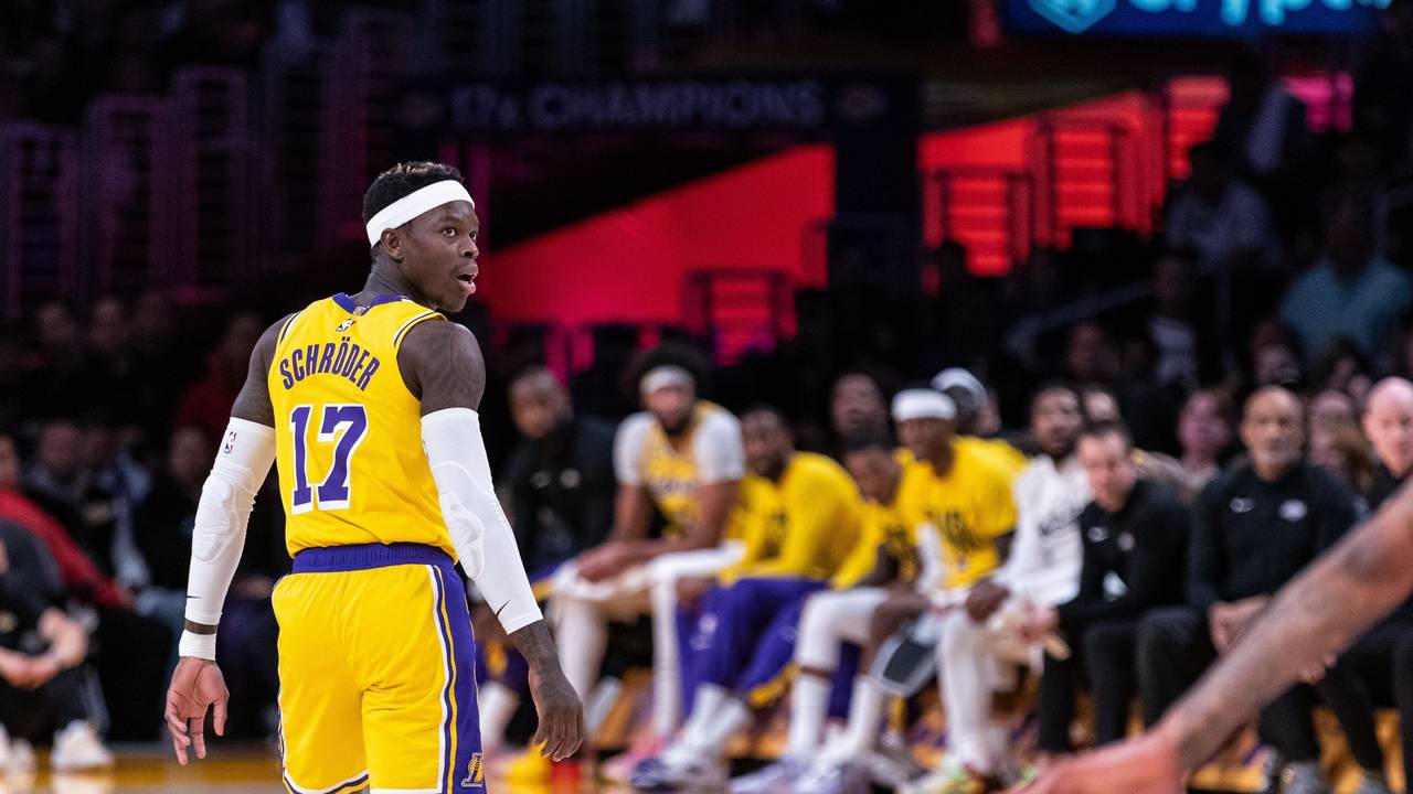 Dennis Schröder von den Los Angeles Lakers beobachtet den Wurf eines Mitspielers.