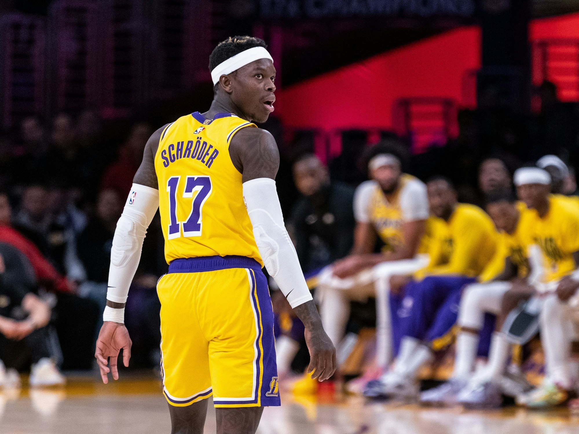 Dennis Schröder von den Los Angeles Lakers beobachtet den Wurf eines Mitspielers.