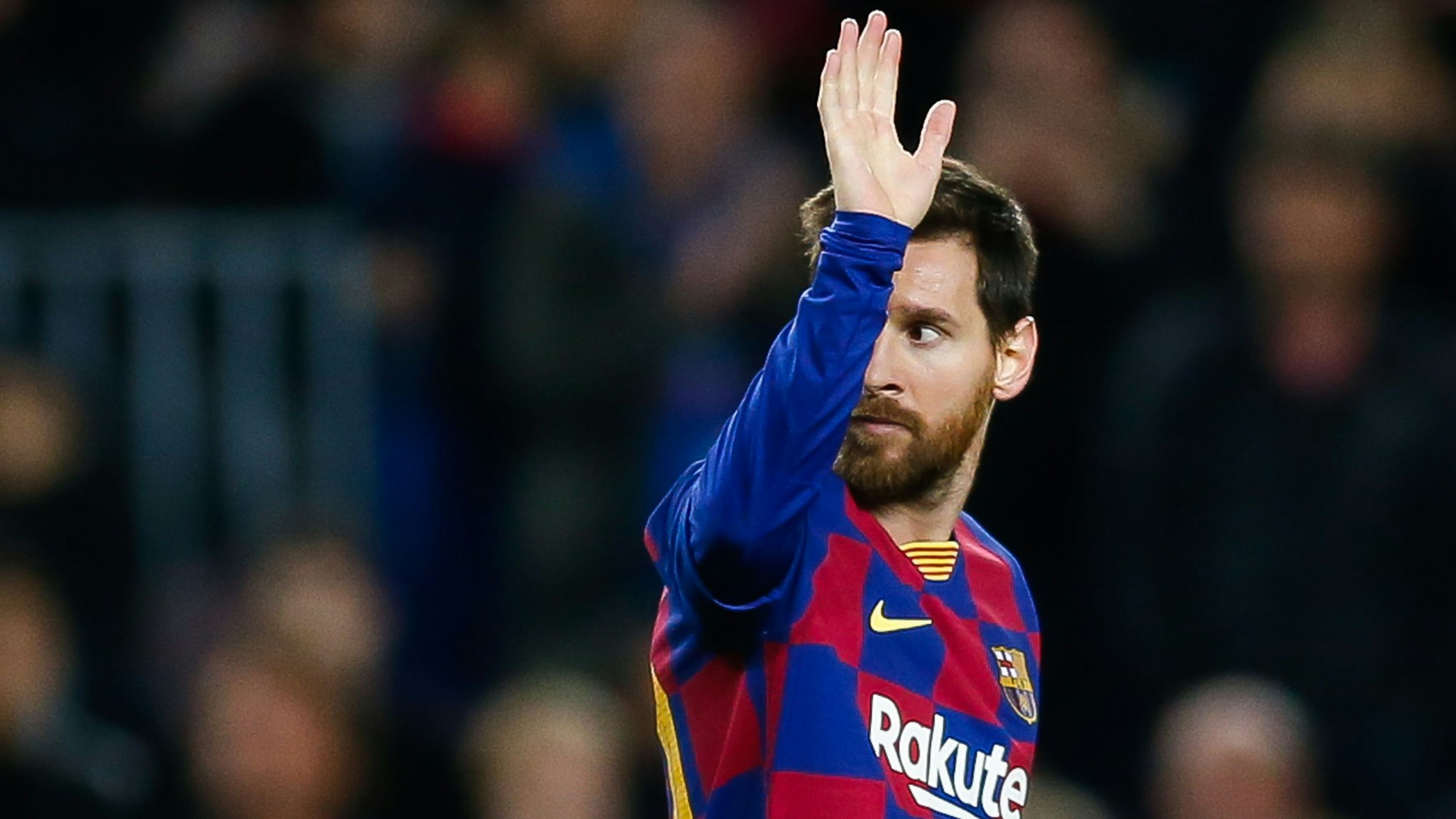 Lionel Messi winkt bei einem Spiel mit dem FC Barcelona.