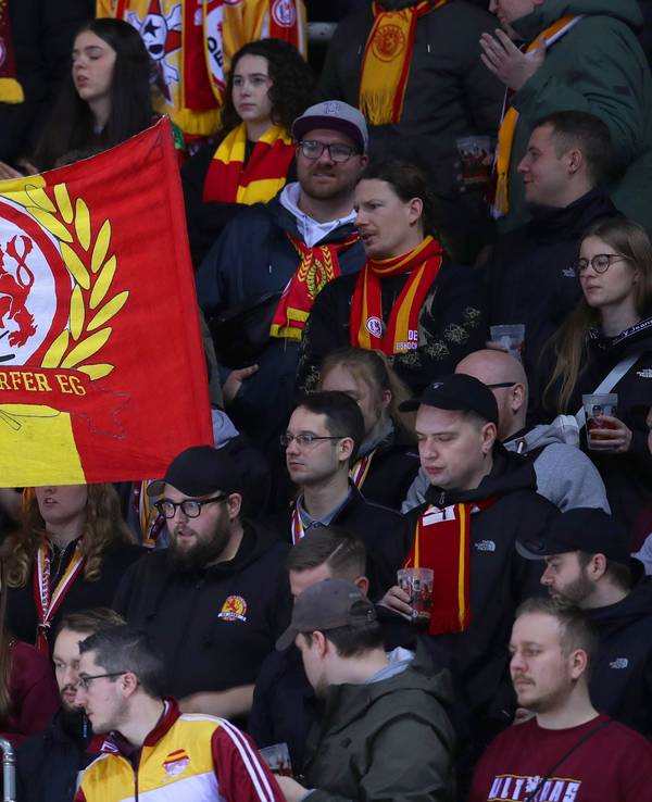Eishockey-Fans der DEG halten ein Banner mit dem Schriftzug und Logo der DEG hoch.