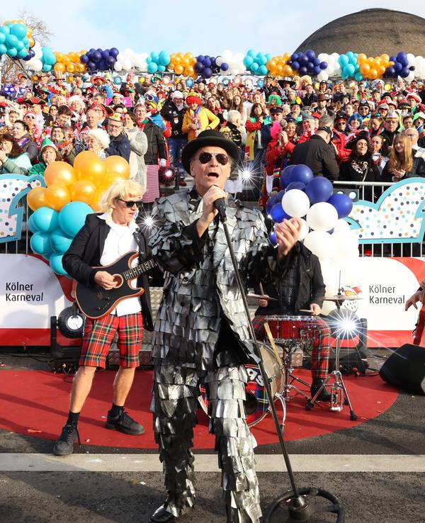 Die Band Brings performt am Kölner Ottoplatz vor dem Start des Rosenmontagszugs.