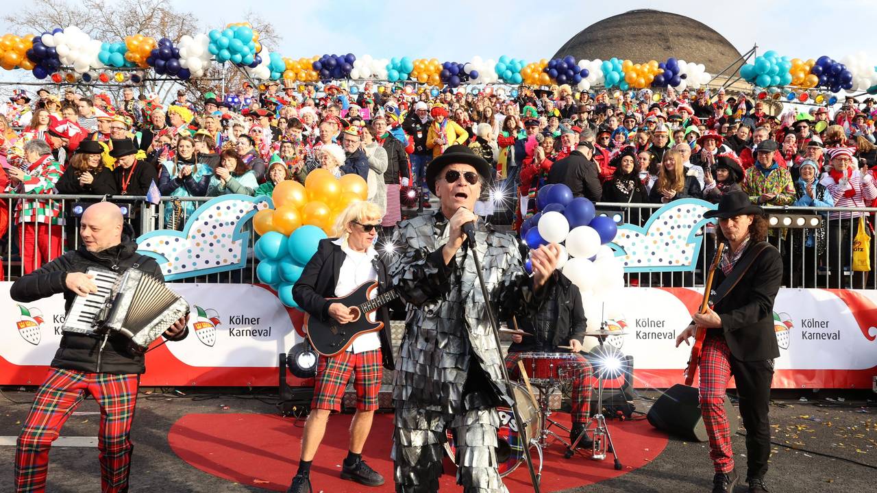 Die Band Brings performt am Kölner Ottoplatz vor dem Start des Rosenmontagszugs.