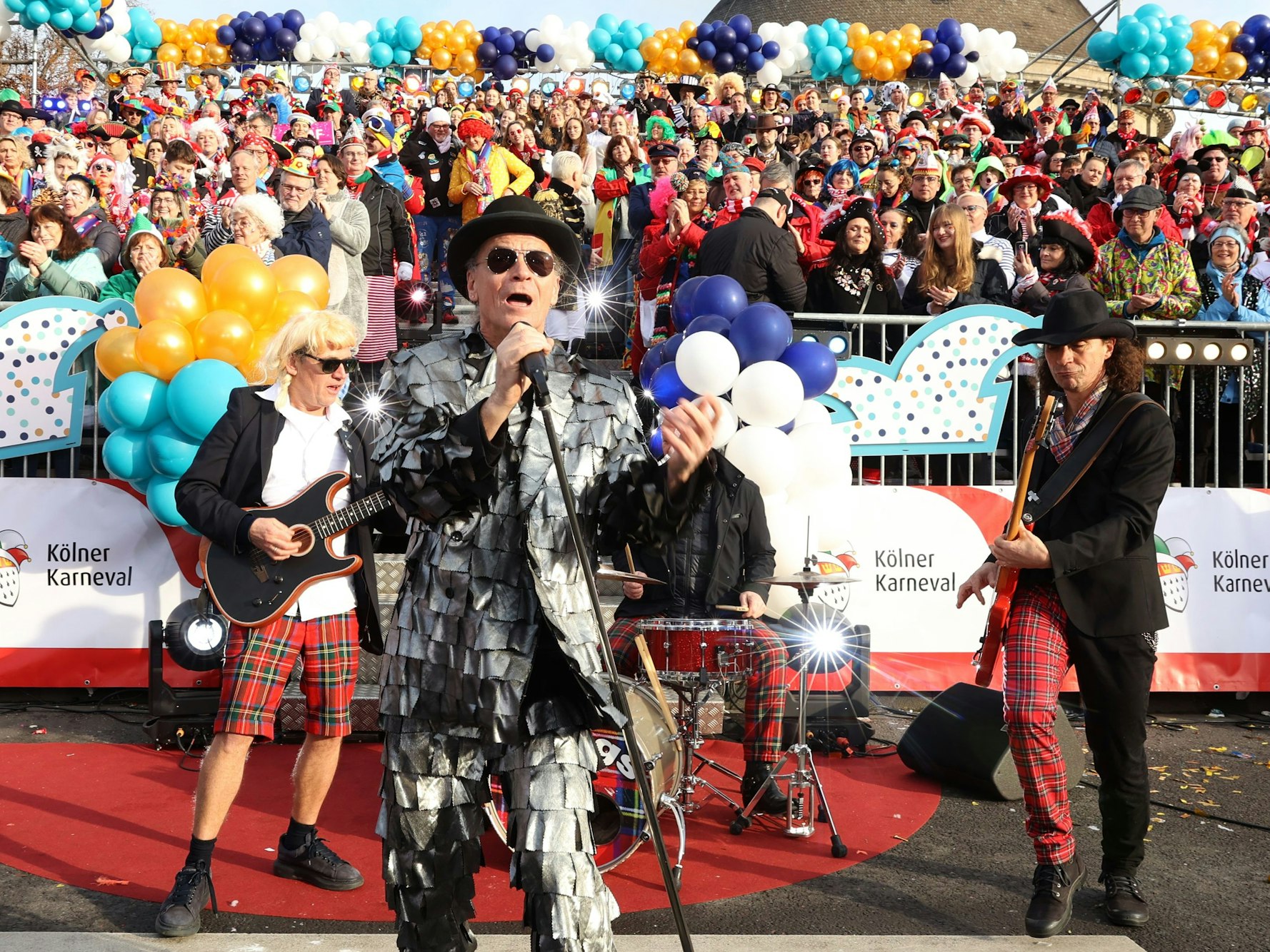 Die Band Brings performt am Kölner Ottoplatz vor dem Start des Rosenmontagszugs.