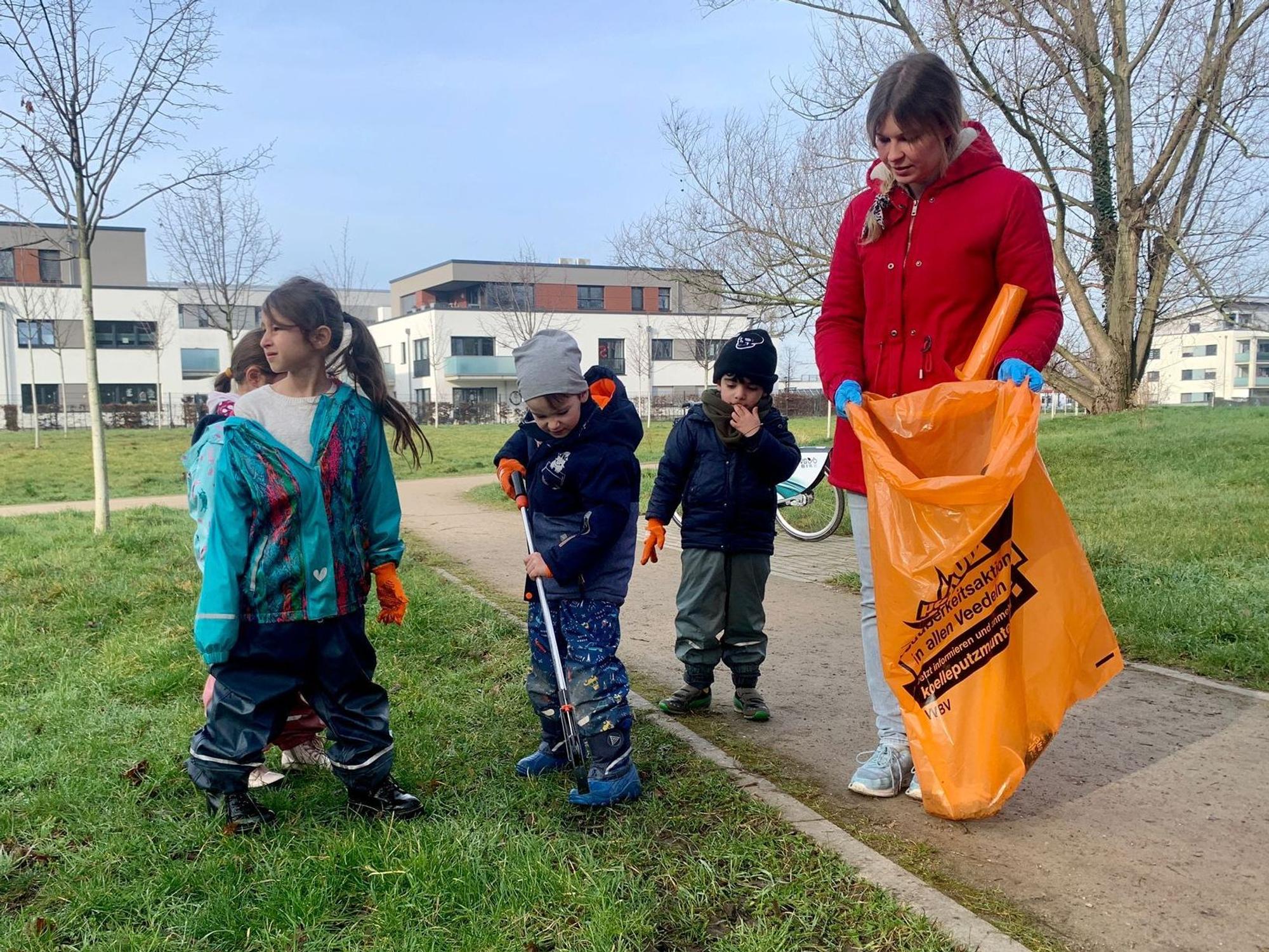 Kinder sammeln Müll in Wahn.
