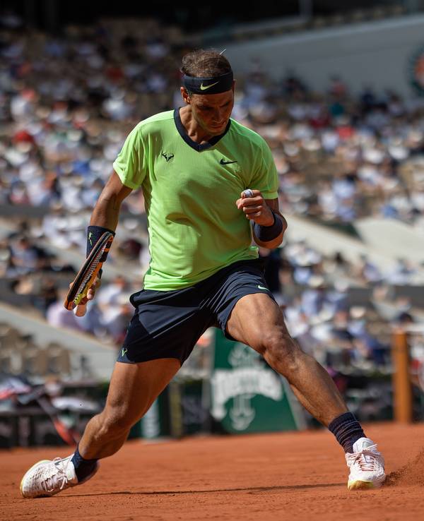 Rafael Nadal ballt nach einem Punktgewinn bei den French Open die Faust.