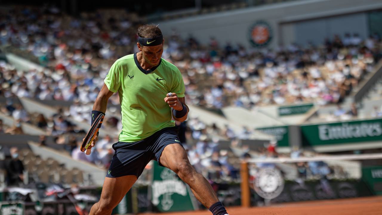 Rafael Nadal ballt nach einem Punktgewinn bei den French Open die Faust.