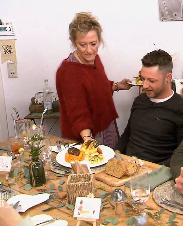 Andrea serviert den Hauptgang.