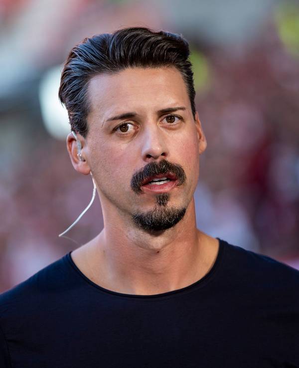 Sandro Wagner wird vor dem Bundesliga-Spiel zwischen Freiburg und Dortmund als Experte befragt.