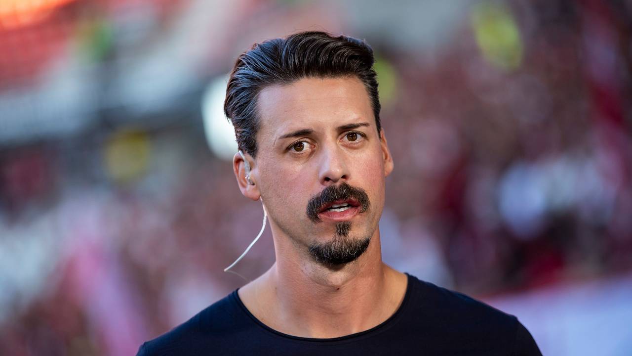 Sandro Wagner wird vor dem Bundesliga-Spiel zwischen Freiburg und Dortmund als Experte befragt.