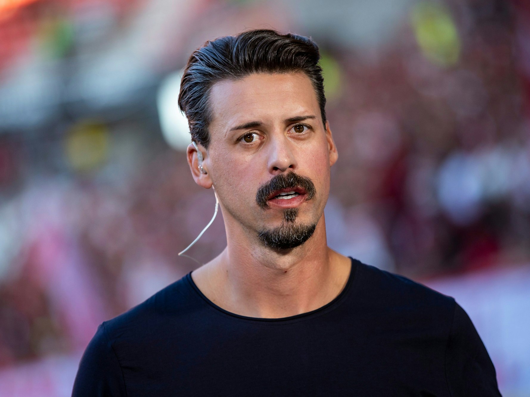 Sandro Wagner steht vor dem Spiel im Stadion.