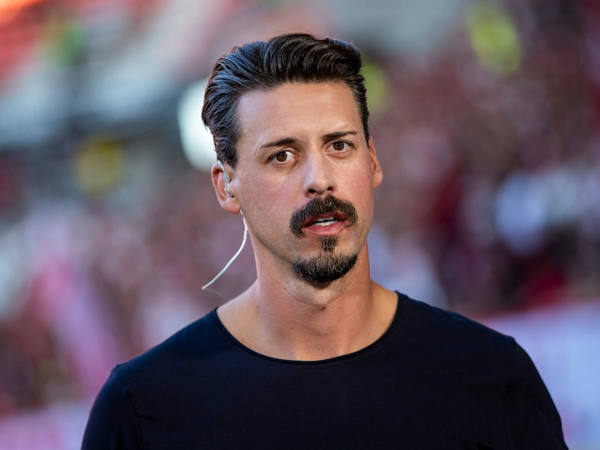 Sandro Wagner steht vor dem Spiel im Stadion.