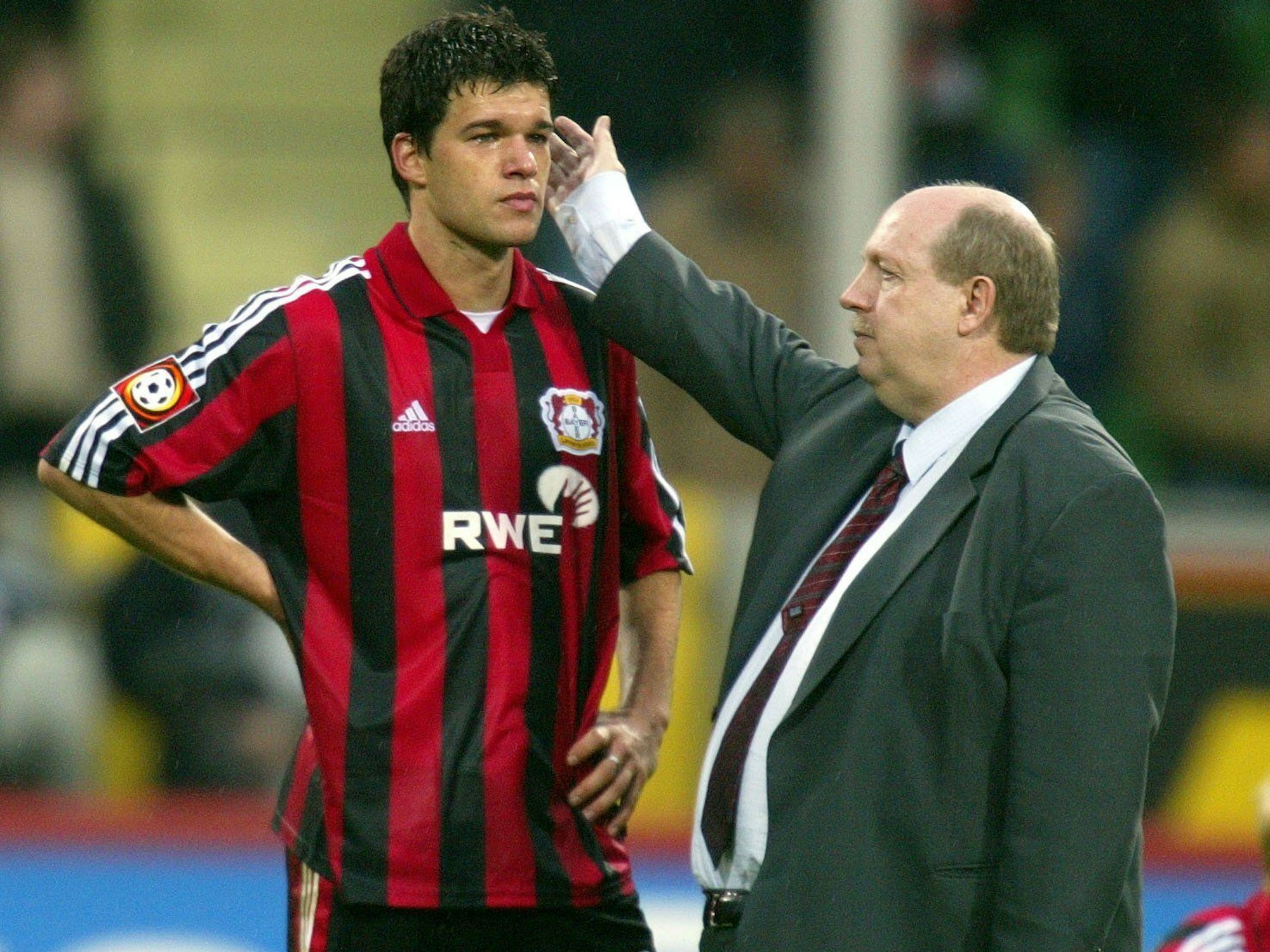 Leverkusens Mittelfeldspieler Michael Ballack (l) wird nach Spielende vom Bayer-Manager Reiner Calmund getröstet.
