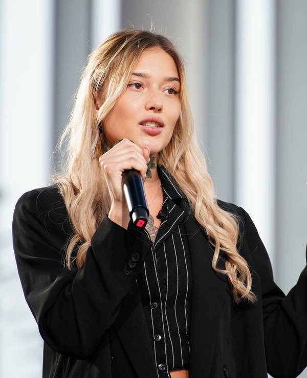 Jill Lange während eines Auftritts bei DSDS.