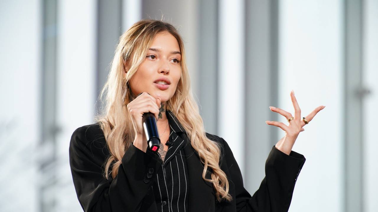 Jill Lange während eines Auftritts bei DSDS.