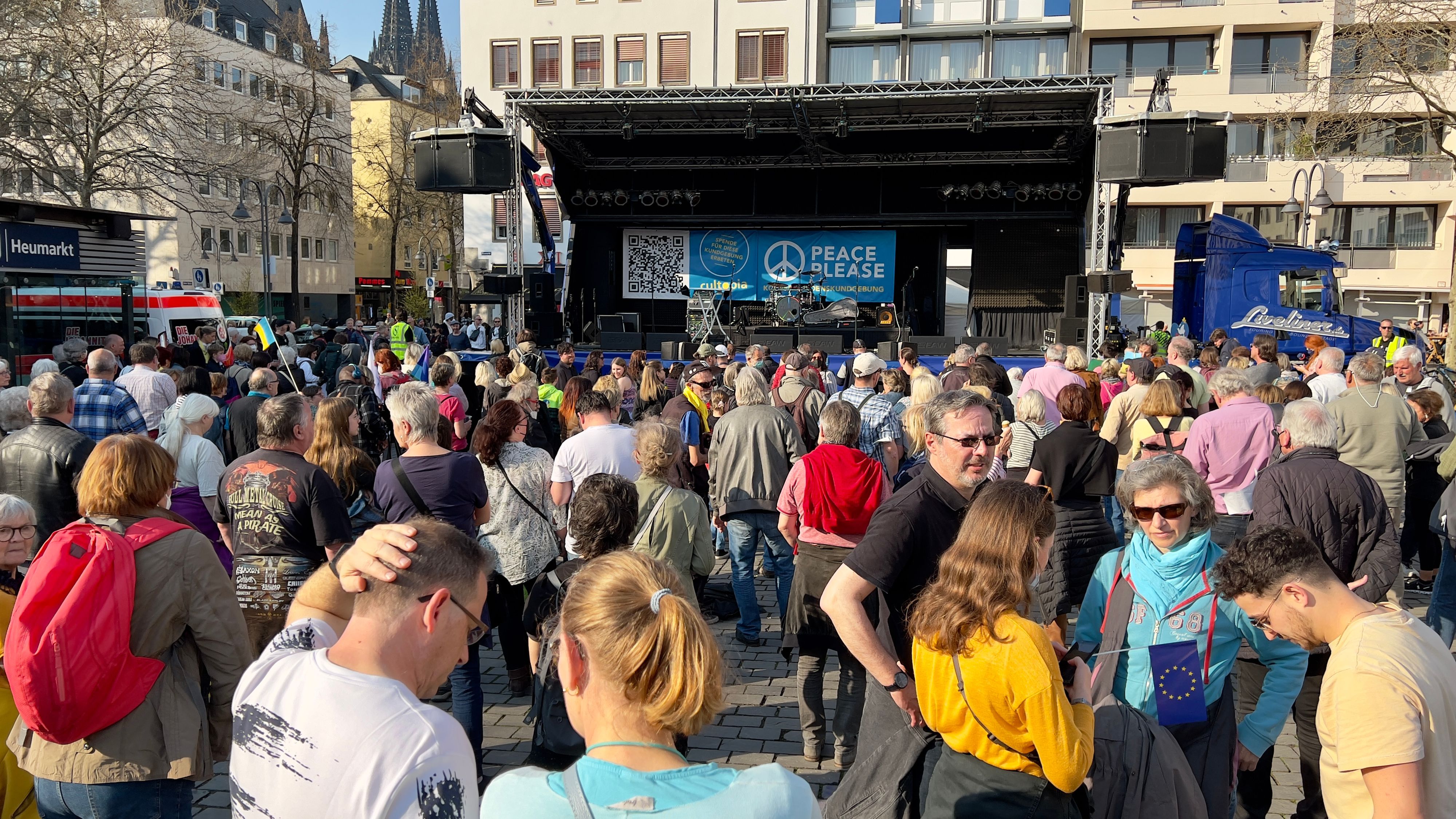 Solidaritätsveranstaltung auf dem Heumarkt in der Kölner Altstadt.