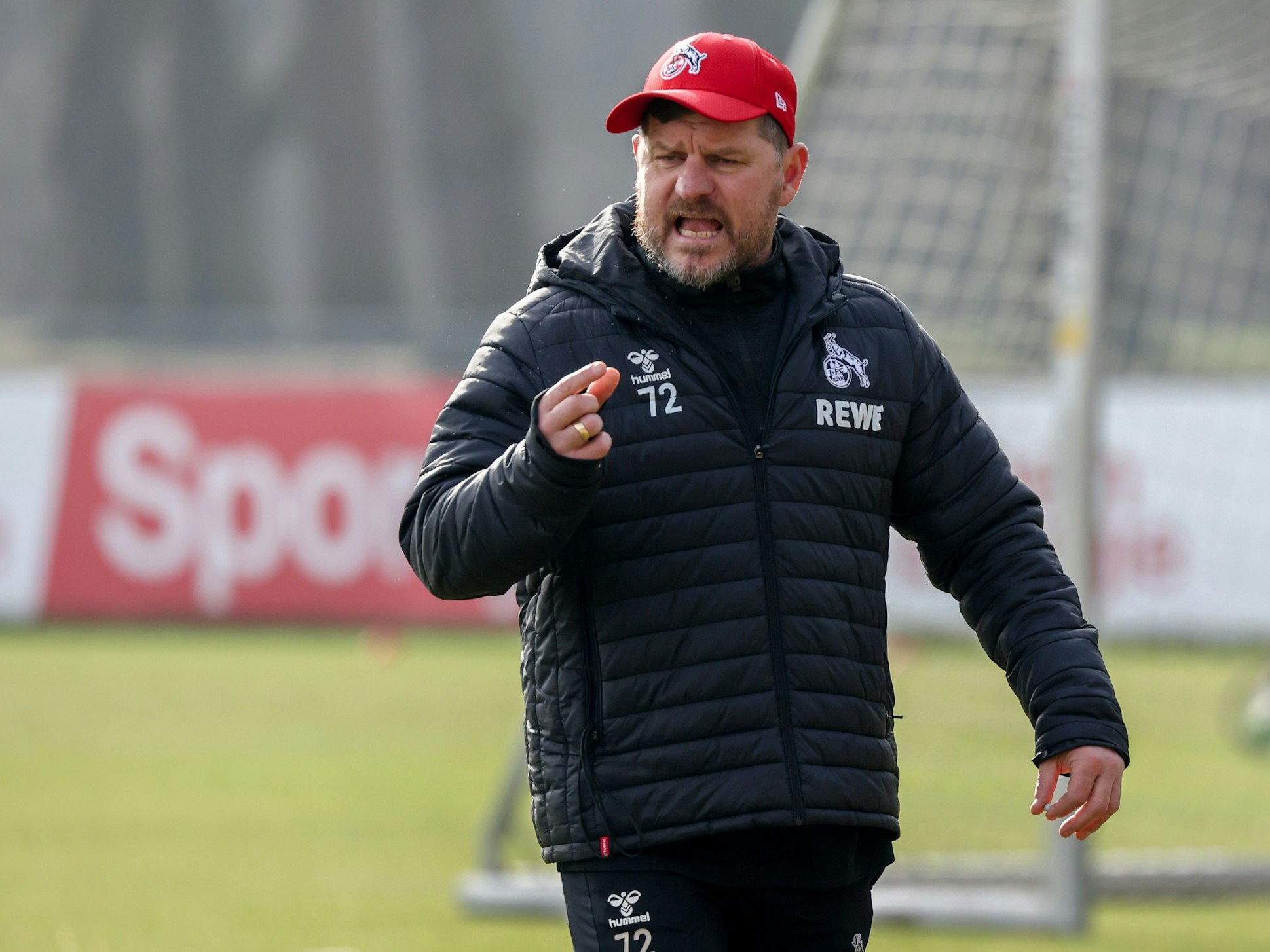 Steffen Baumgart ruft etwas beim Training am Geißbockheim.