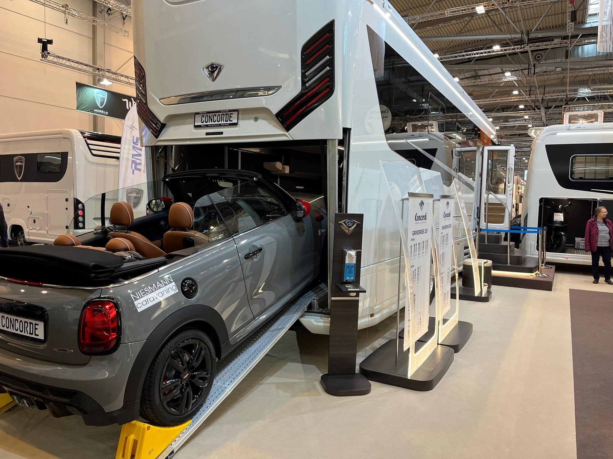 Ein Wohnmobil mit integrierter Garage auf der Camping-Messe.