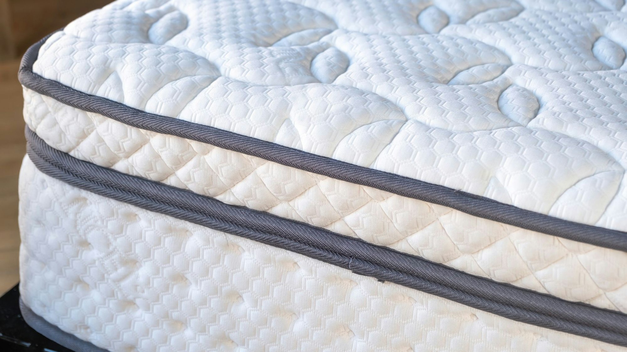 Das Foto zeigt eine Matratze in der Nahaufnahme.