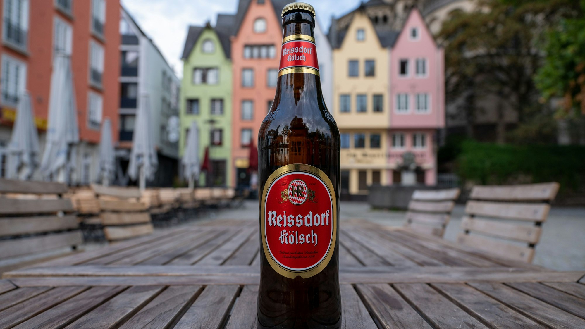 Ein Reissdorf-Kölsch steht auf einem Tisch in Köln.