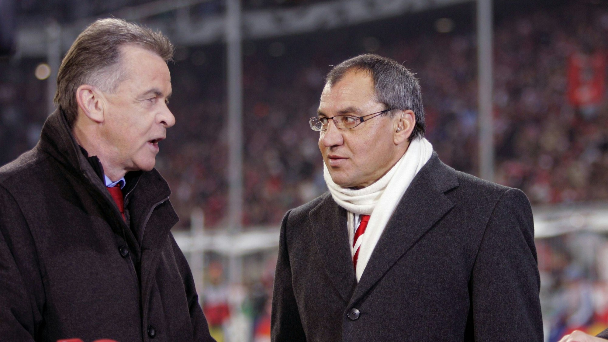 Felix Magath spricht mit Ottmar Hitzfeld.