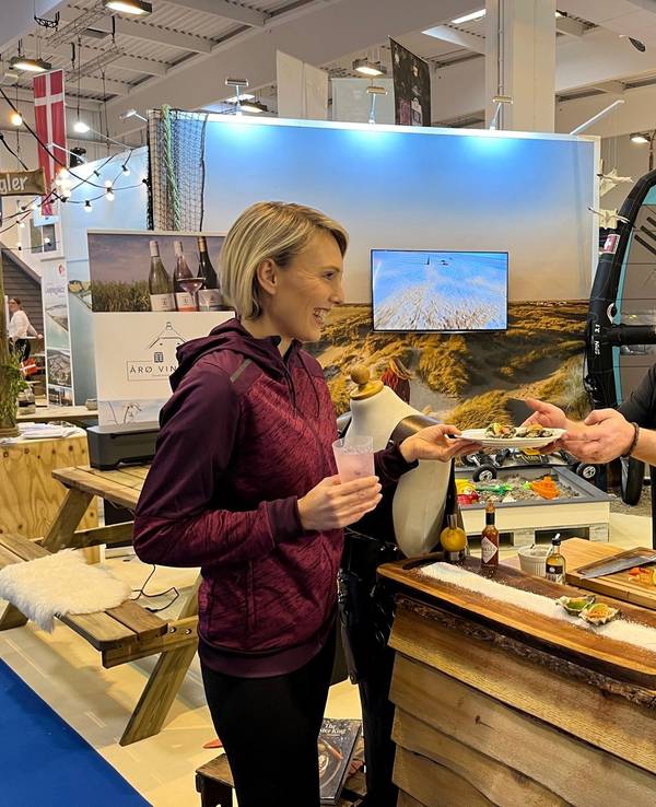 Der Austernkönig bereitet Model Doretta Austern frisch zu.