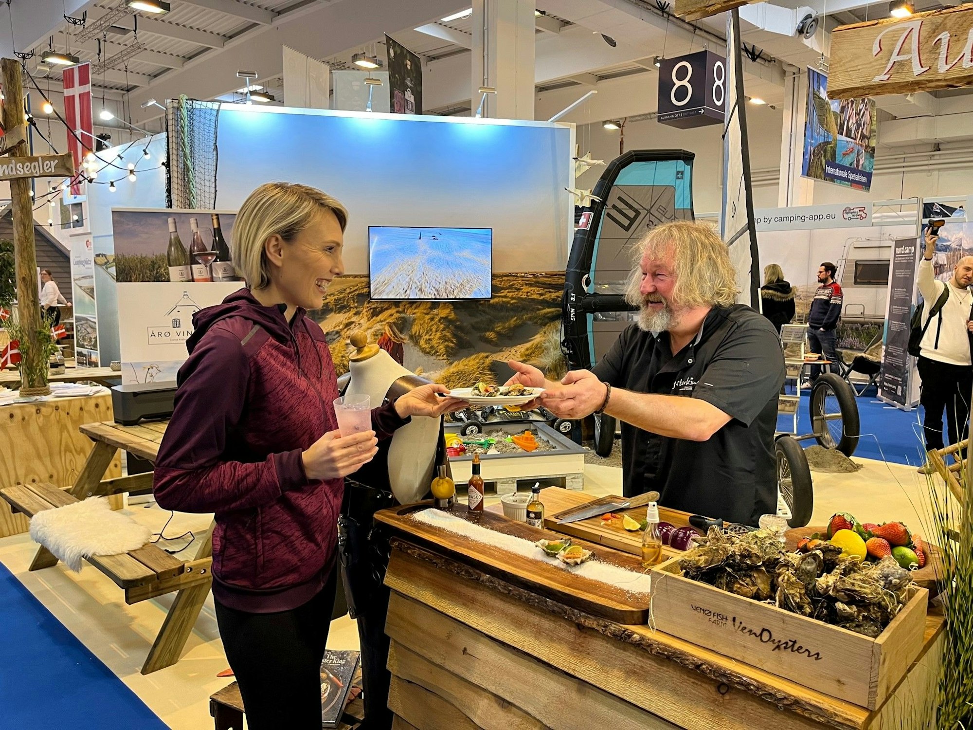 Der Austernkönig bereitet Model Doretta Austern frisch zu.