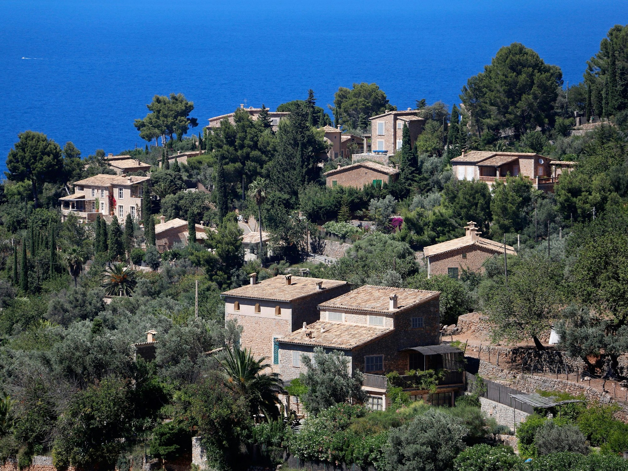 Blick auf ein Dorf mit vielen deutschen Einwohnern und Einwohnerinnen auf Mallorca.
