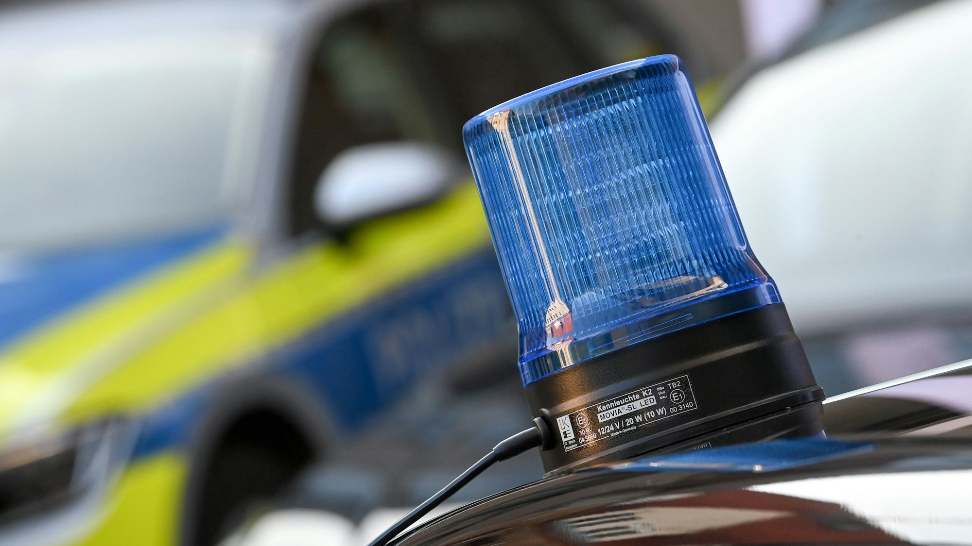 Ein Blaulicht ist auf dem Dach eines zivilen Einsatzfahrzeuges der Polizei zu sehen.