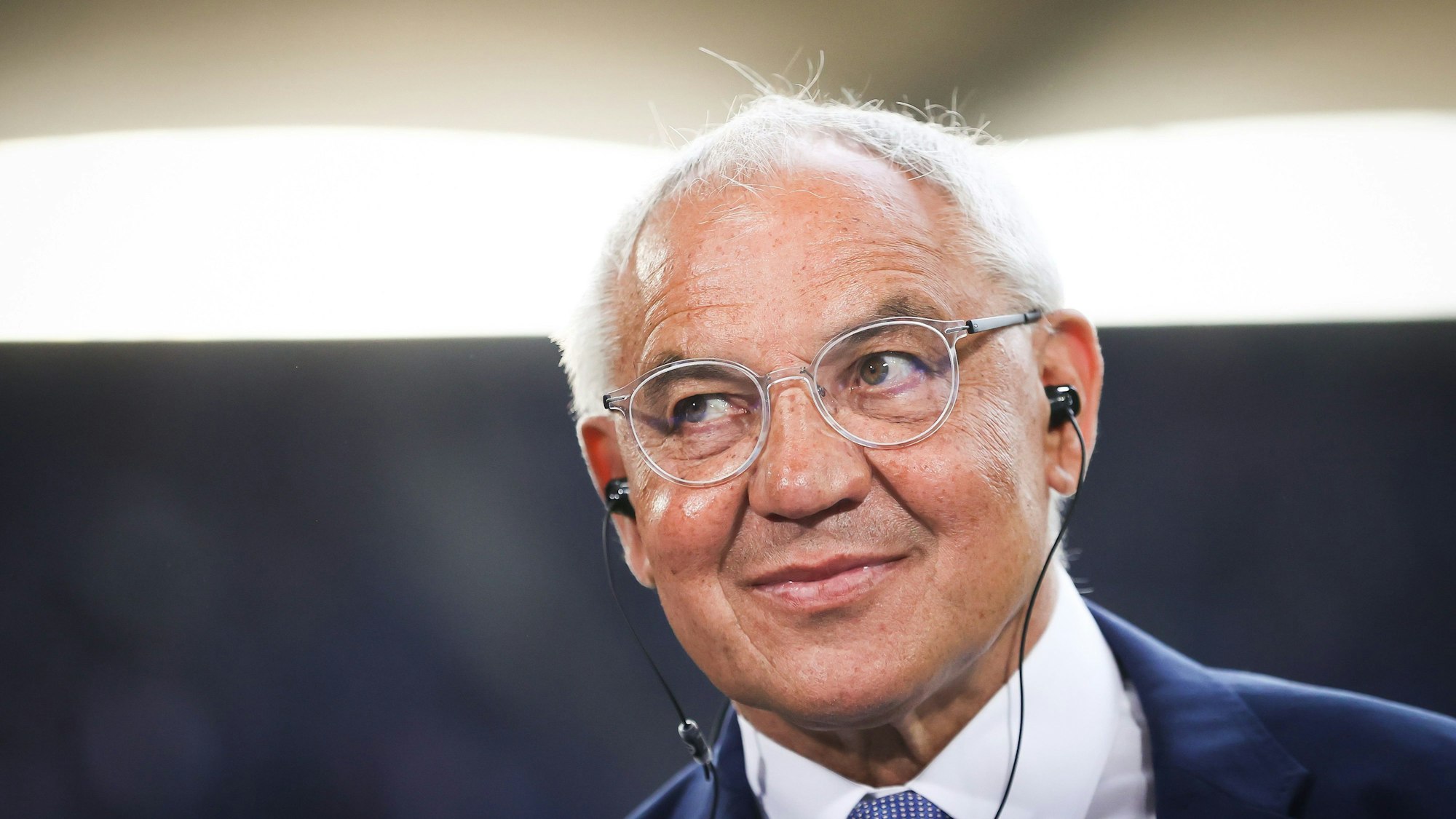 Felix Magath gibt vor einem Hertha-Spiel ein Interview.