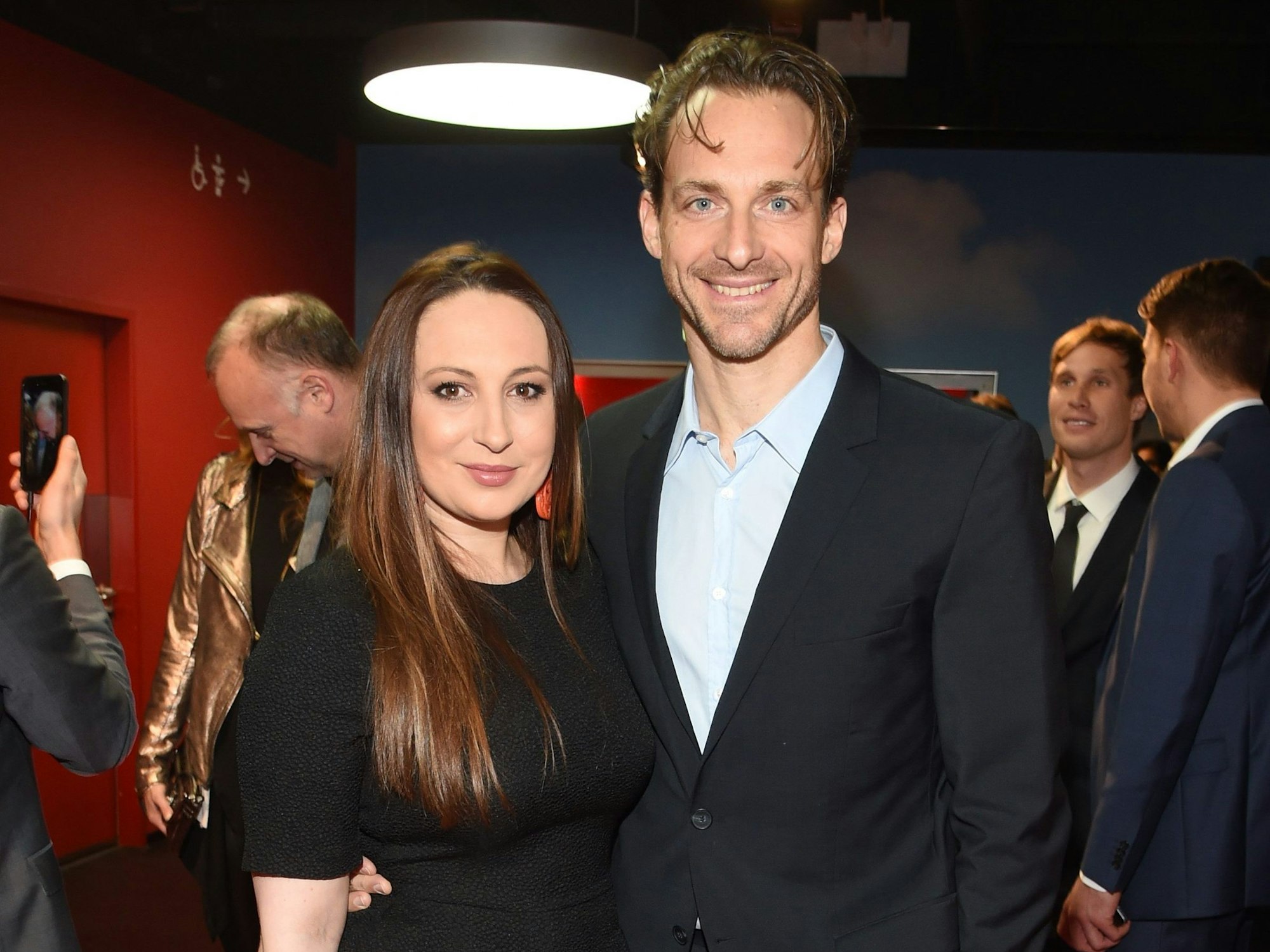 Der frühere Stabhochspringer Tim Lobinger (r.) und seine Frau Alina posieren für die Kamera.