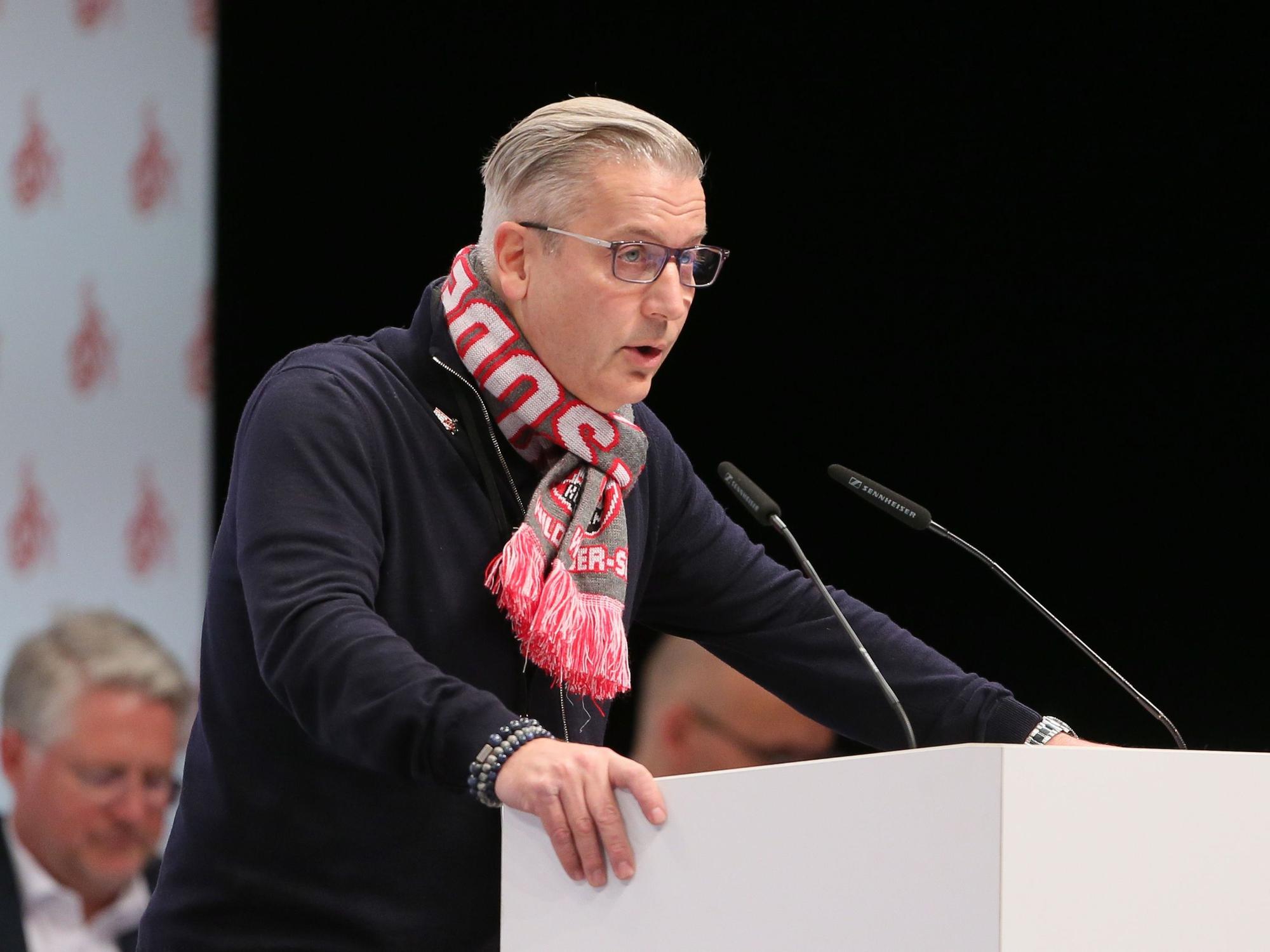 1.FC Köln, LanxessArena, Mitgliederversammlung, Mitglied des Mitgliederrats, Robin Loew-Albrecht (1. FC Köln), 06.11.2021, Bild: Herbert Bucco
Herbert Bucco