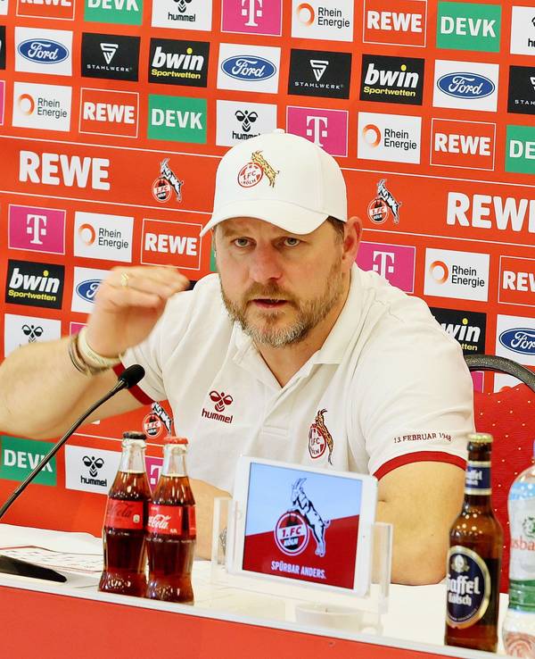 Steffen Baumgart auf der Pressekonferenz zum Heimspiel gegen Eintracht Frankfurt.