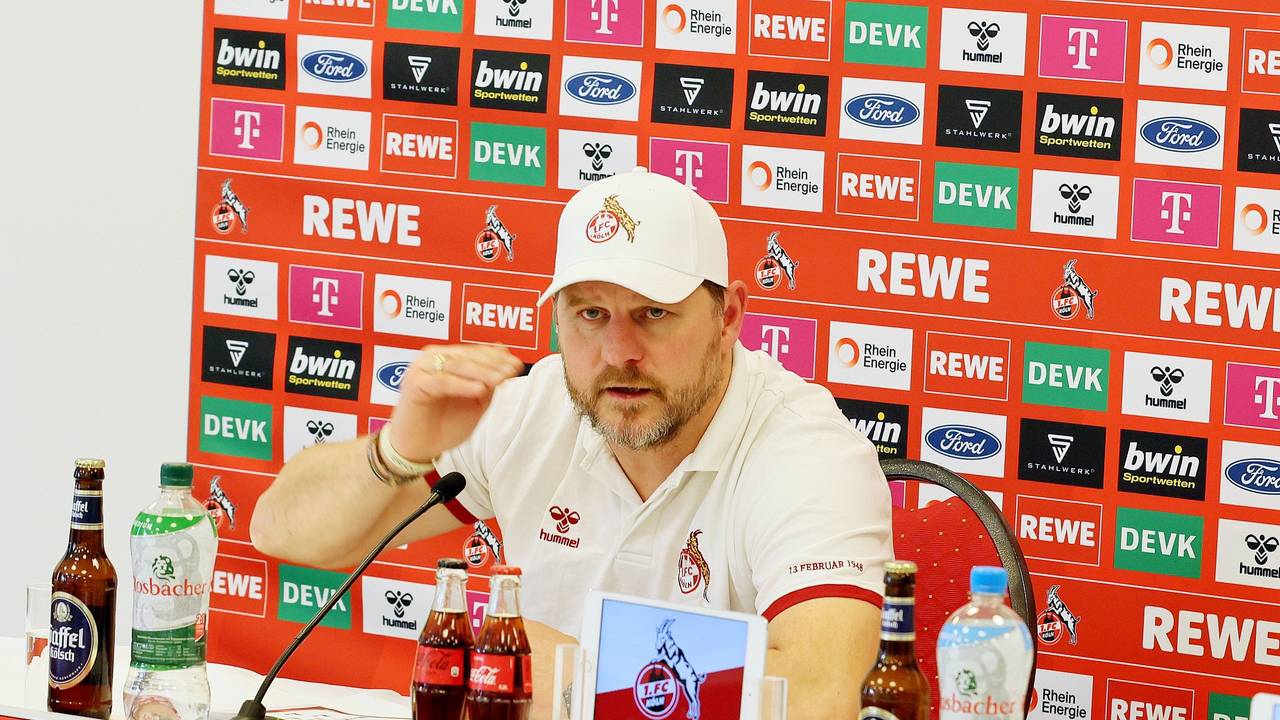 Steffen Baumgart auf der Pressekonferenz zum Heimspiel gegen Eintracht Frankfurt.