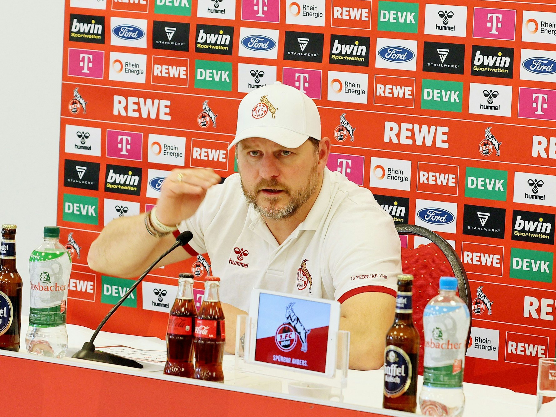 Steffen Baumgart auf der Pressekonferenz zum Heimspiel gegen Eintracht Frankfurt.