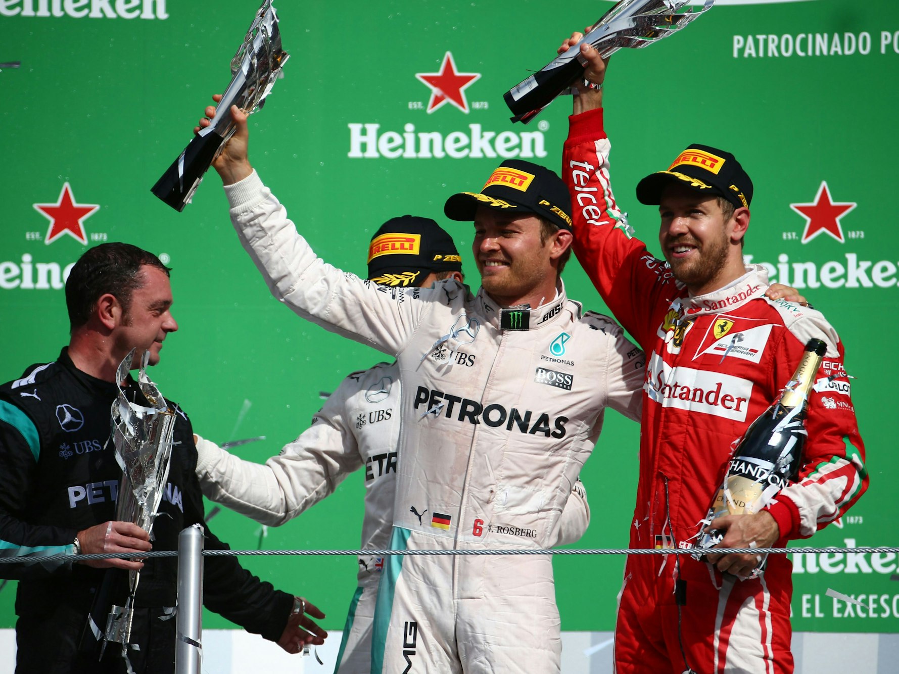 Nico Rosberg und Sebastian Vettel halten ihre Trophäen in die Höhe.