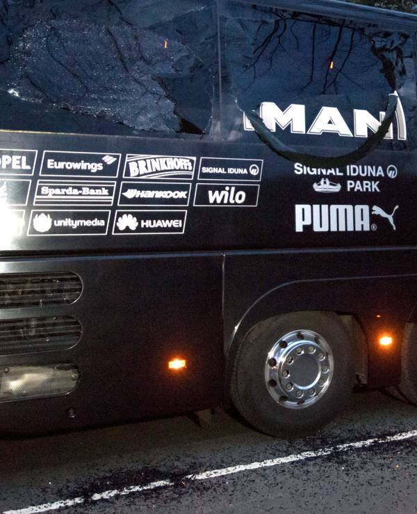 Der Mannschaftsbus von Borussia Dortmund mit zertrümmerten Scheiben.