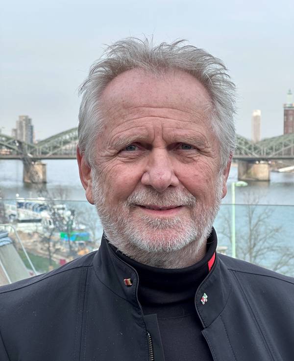 Sänger Henning Krautmacher steht mit weniger Bart und neuer Frisur am Rhein in Köln.