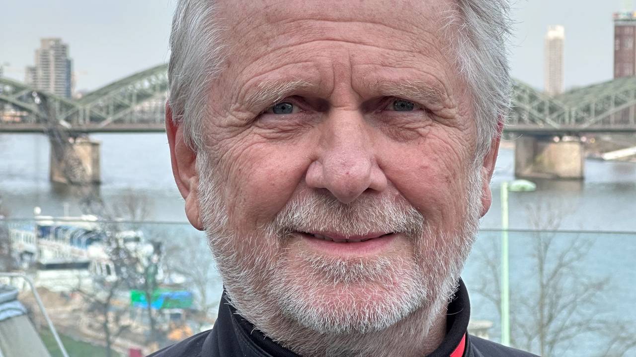 Sänger Henning Krautmacher steht mit weniger Bart und neuer Frisur am Rhein in Köln.