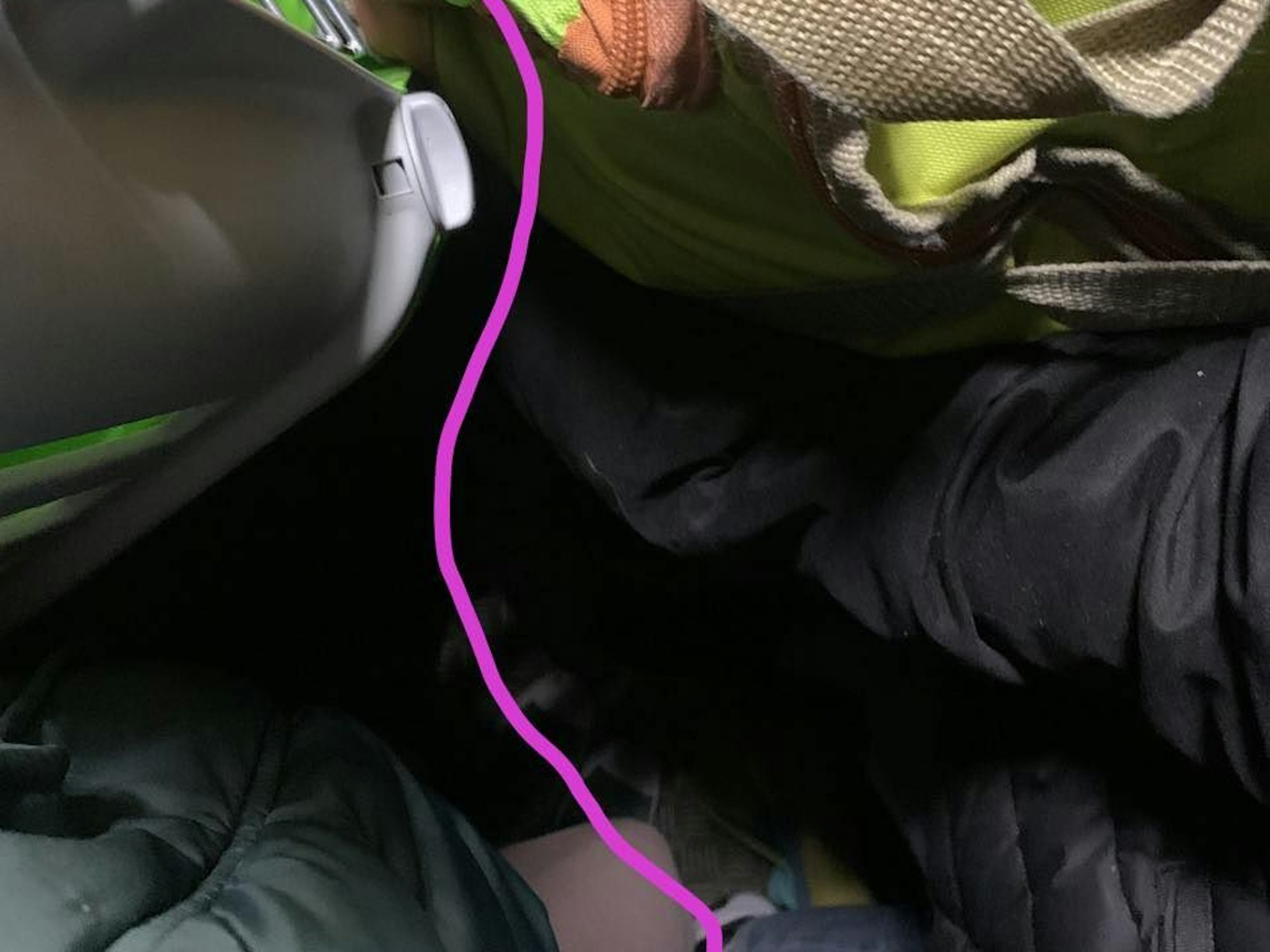 Keine Beinfreiheit ist erkennbar. Der Boden des Zuges wird von Füßenreihen überschattet.