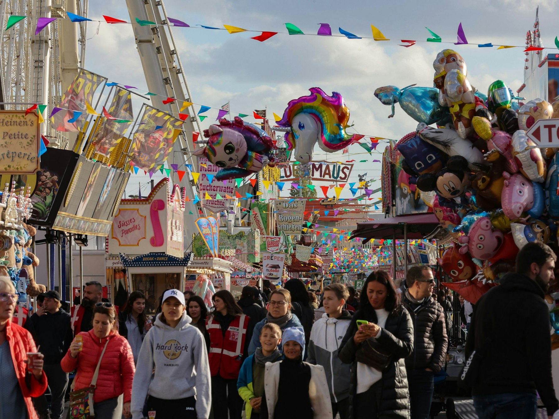 Menschen laufen über die Deutzer Kirmes.