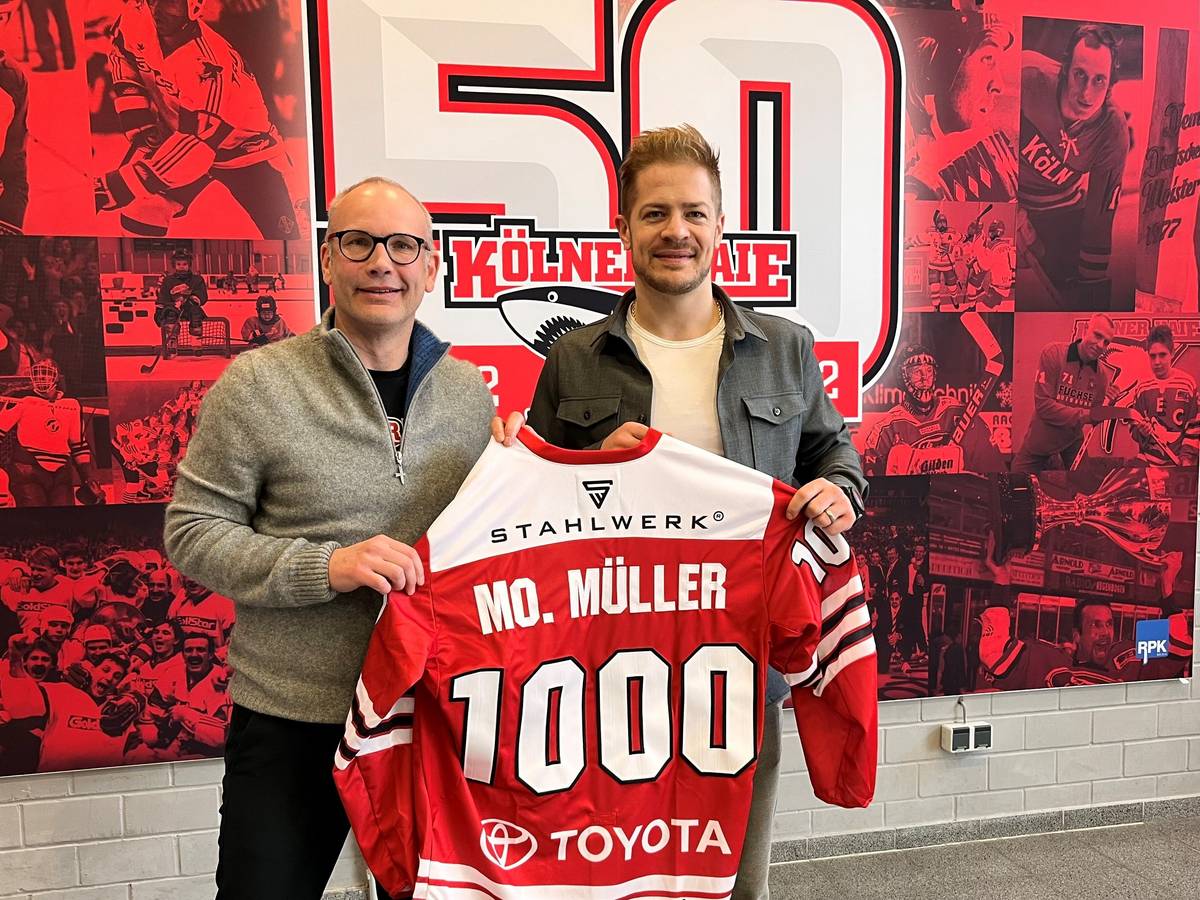 Mirko Lüdemann und Moritz Müller zeigen das Haie-Trikot mit der 1000.