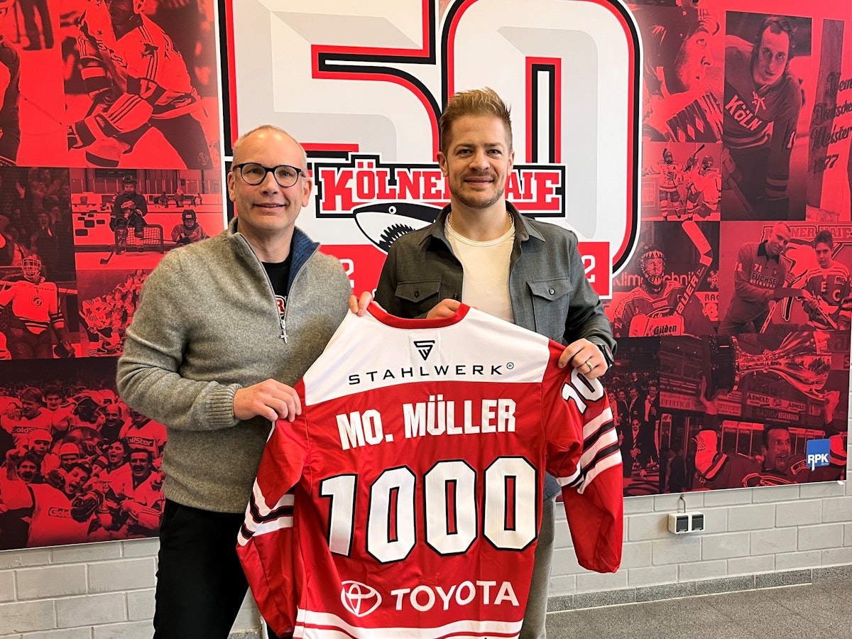 Mirko Lüdemann und Moritz Müller zeigen das Haie-Trikot mit der 1000.